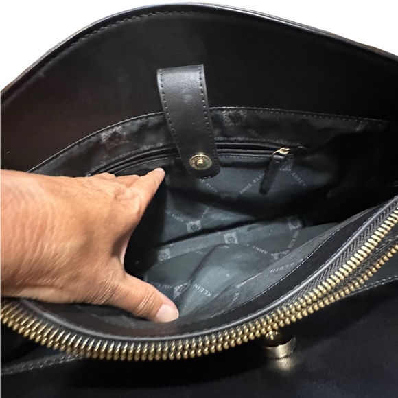 Anne Klein Black Leather Purse with Zip Closure - Picture 5 of 12
